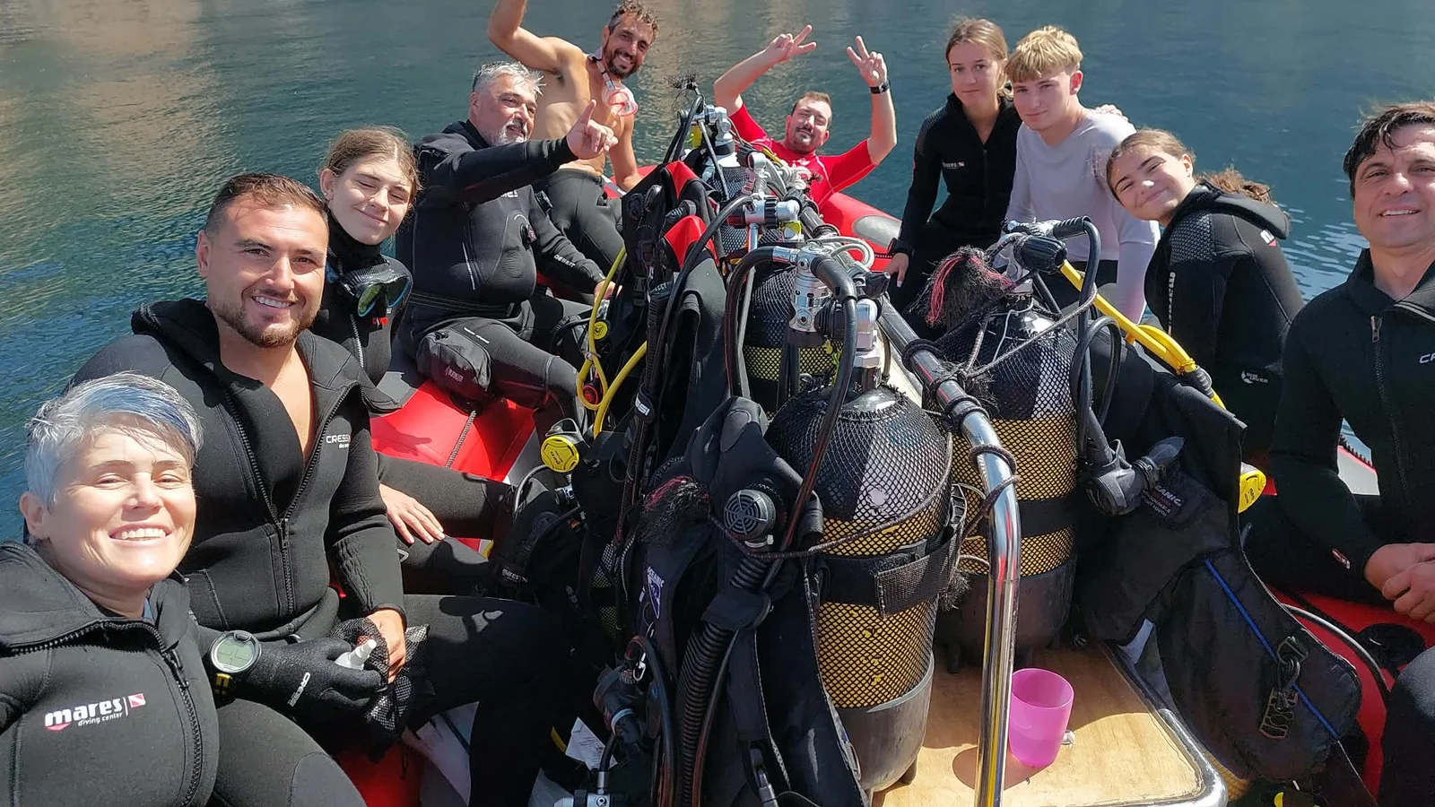 Grupo de buceadores a bordo de una embarcación