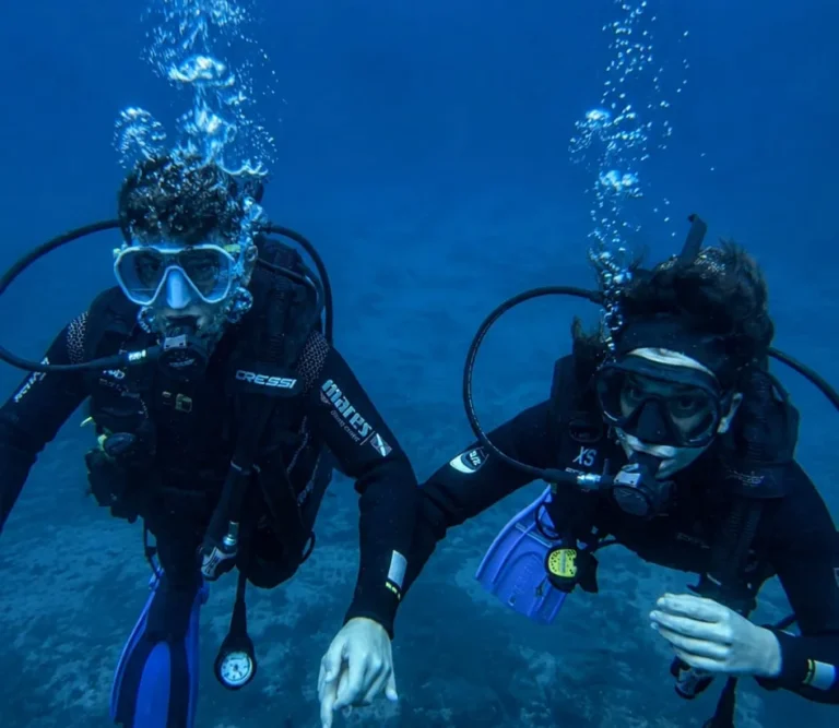 Dos buceadores de Buceo España bajo el agua