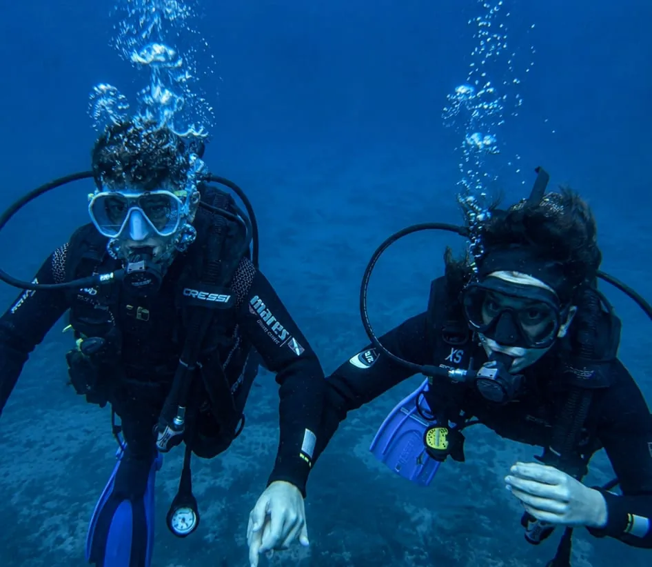Dos buceadores de Buceo España bajo el agua