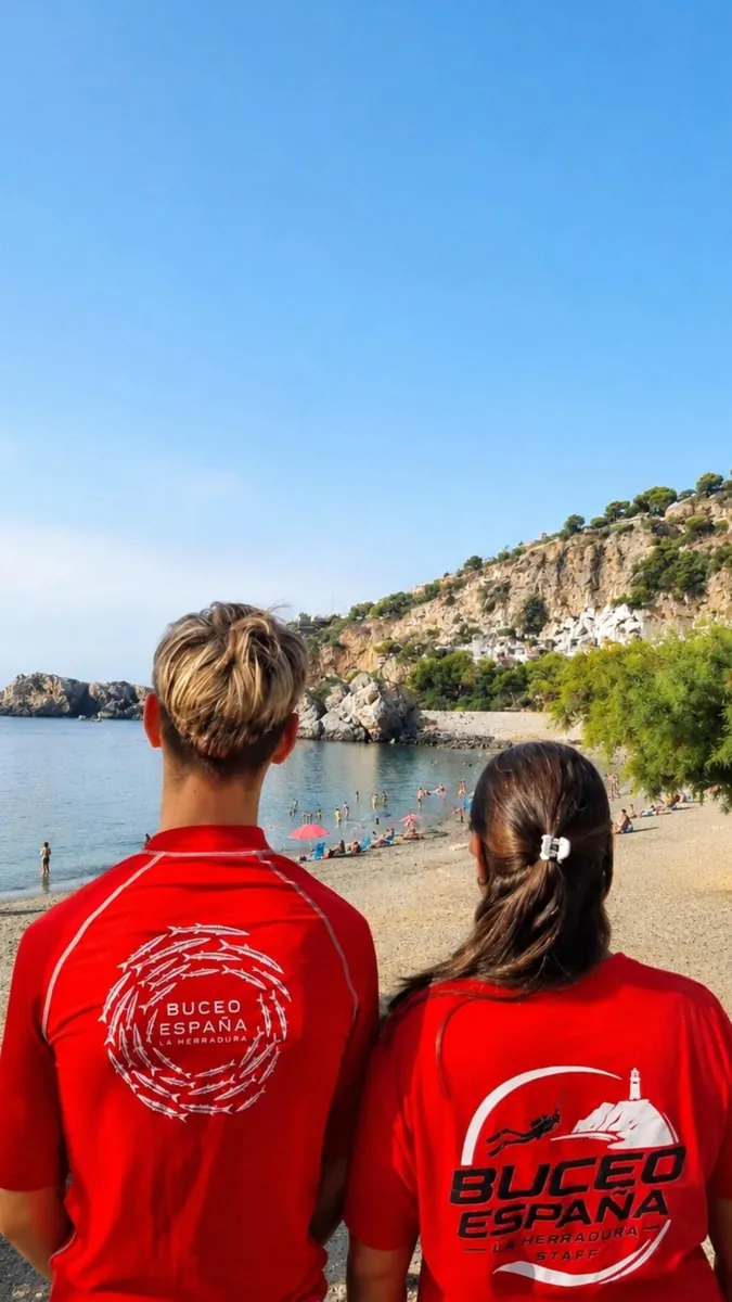 Equipo de Buceo España frente al mar